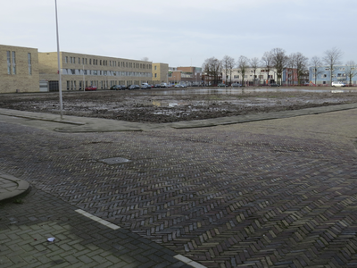 906738 Gezicht op het braakliggende bouwterrein bestemd voor het nieuwbouwproject 'Van der Marckhof' te Utrecht, dat ...